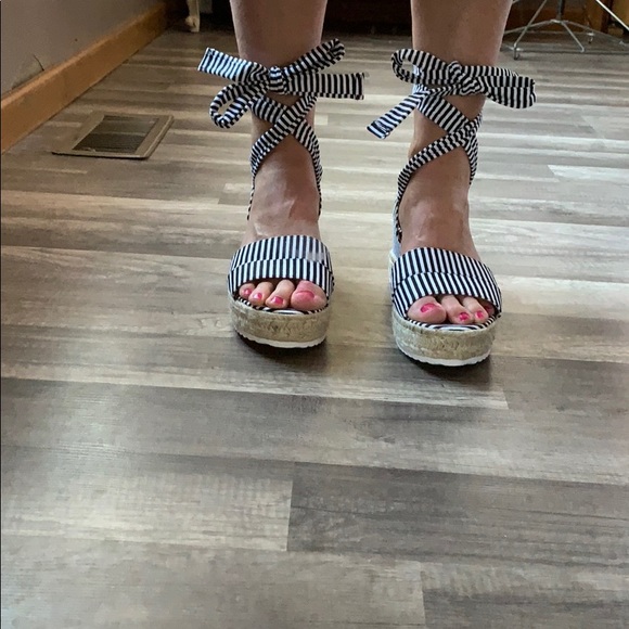 Black and white striped espadrille wedges - Picture 6 of 6